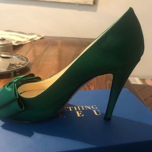 Perfect holiday green pumps with bow